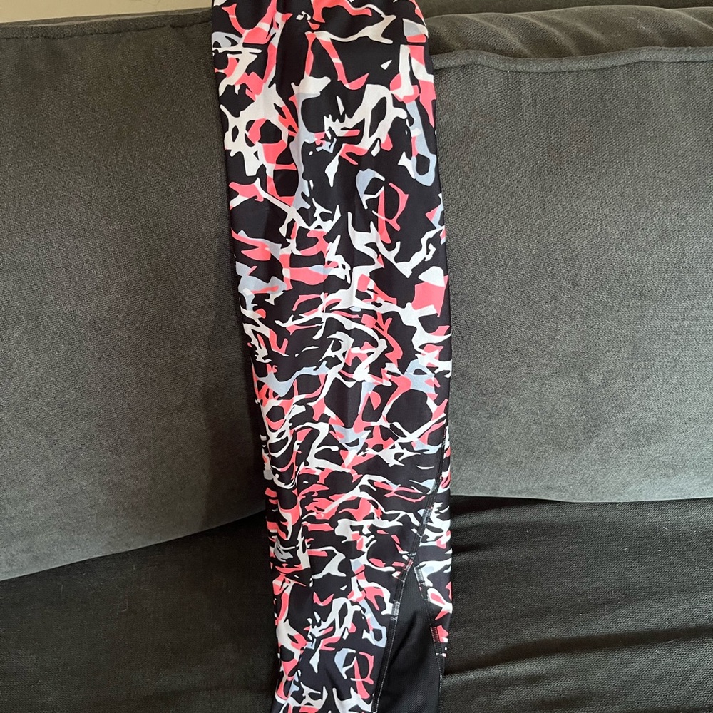 Youth XL Under Armour Black and White Athletic Wear